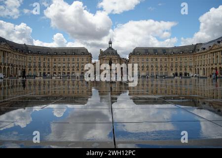 Der sehr berühmte Place de la Bourse in Bordeaux mit seinem reflektierenden Pool Stockfoto