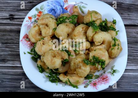 Gebratene Garnelen, die mit Mehl bedeckt und in tiefem heißem Öl gebraten sind, sind Krustentiere (eine Form von Schalentieren) mit einem verlängerten Körper und einem hauptsächlich Swimmi Stockfoto