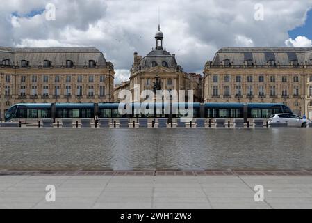 Der sehr berühmte Place de la Bourse in Bordeaux mit seinem reflektierenden Pool Stockfoto