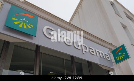 Bordeaux , Frankreich - 02 05 2024 : Groupama-Logo-Schild Büroeingang französischer Text Marke Versicherungsagentur grüne Fensterfassade Stockfoto