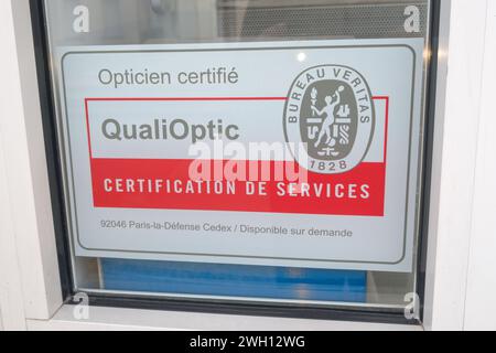 Bordeaux , Frankreich - 02 05 2024 : qualifiziertes veritas Logo Marke und Textzeichen der internationalen Zertifizierungsagentur zertifizierte medizinische Optiker Qualität Stockfoto