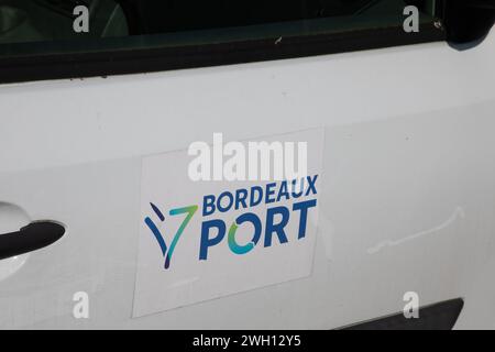 Bordeaux , Frankreich - 02 05 2024 : Bordeaux Port Logo Marke und Textzeichen der Stadt Hafen Unternehmen Krandock an der Garonne Fluss im französischen Süden Stockfoto