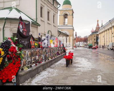 Ein spontanes Denkmal für die gefallenen Soldaten des Wagner-PMC in der Varvarka-Straße in Moskau in der Nähe des Kreml. Moskau. Russland. Februar 2024. Stockfoto