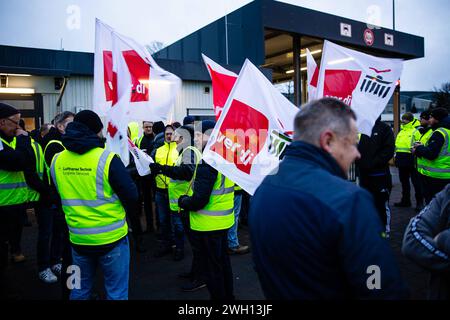 Eine Kundgebung der Verdi am Flughafen Berlin Brandenburg wahrend einem Streik der Lufthansa Mitarbeiter am 07. Februar 2024 in Schönefeld, Brandenburg. Streik am Flughafen Berlin Brandenburg *** Eine Verdi-Kundgebung am Flughafen Berlin Brandenburg während eines Streiks von Lufthansa-Mitarbeitern am 07. Februar 2024 in Schönefeld, Brandenburg Streik am Flughafen Berlin Brandenburg Stockfoto