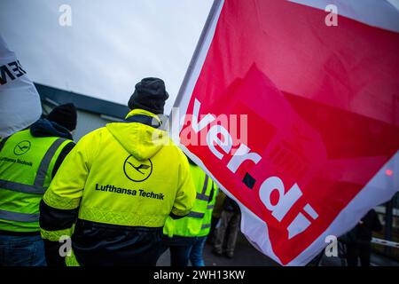 Eine Kundgebung der Verdi am Flughafen Berlin Brandenburg wahrend einem Streik der Lufthansa Mitarbeiter am 07. Februar 2024 in Schönefeld, Brandenburg. Streik am Flughafen Berlin Brandenburg *** Eine Verdi-Kundgebung am Flughafen Berlin Brandenburg während eines Streiks von Lufthansa-Mitarbeitern am 07. Februar 2024 in Schönefeld, Brandenburg Streik am Flughafen Berlin Brandenburg Stockfoto