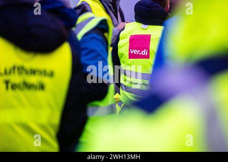 Eine Kundgebung der Verdi am Flughafen Berlin Brandenburg wahrend einem Streik der Lufthansa Mitarbeiter am 07. Februar 2024 in Schönefeld, Brandenburg. Streik am Flughafen Berlin Brandenburg *** Eine Verdi-Kundgebung am Flughafen Berlin Brandenburg während eines Streiks von Lufthansa-Mitarbeitern am 07. Februar 2024 in Schönefeld, Brandenburg Streik am Flughafen Berlin Brandenburg Stockfoto