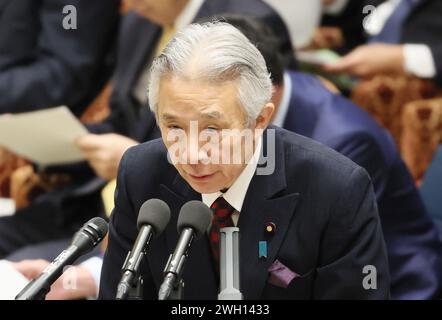 Tokio, Japan. Februar 2024. Der japanische Bildungsminister Masahito Moriyama beantwortet eine Frage auf der Sitzung des Haushaltsausschusses des Unterhauses beim Nationalen Parlament in Tokio am Mittwoch, den 7. Februar 2024. (Foto: Yoshio Tsunoda/AFLO) Stockfoto