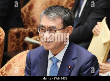 Tokio, Japan. Februar 2024. Der japanische Minister für digitale Transformation Taro Kono lächelt bei der Sitzung des Haushaltsausschusses des Unterhauses beim Nationalen Parlament am Mittwoch, den 7. Februar 2024 in Tokio. (Foto: Yoshio Tsunoda/AFLO) Stockfoto