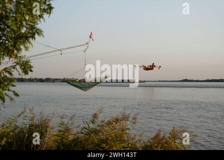 Kanadaren des Feuerwehrmannes im Flug, mit Wasser nachgefüllt, auf dem Fluss Dordogne in Gironde Stockfoto