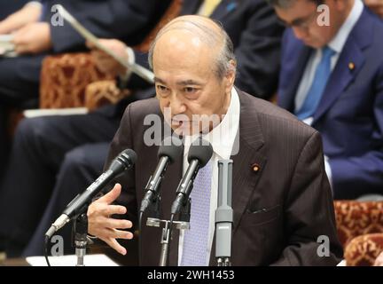 Tokio, Japan. Februar 2024. Der japanische Justizminister Ryuji Koizumi beantwortet eine Frage auf der Sitzung des Haushaltsausschusses des Unterhauses beim Nationalen Parlament in Tokio am Mittwoch, den 7. Februar 2024. (Foto: Yoshio Tsunoda/AFLO) Stockfoto