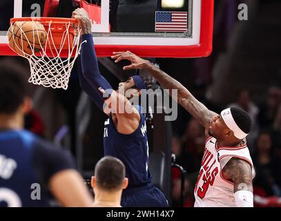 Chicago, USA. Februar 2024. Minnesota Timberwolves Stürmer Jaden McDaniels (L) dunks während des NBA Regular Season Spiels zwischen den Minnesota Timberwolves und den Chicago Bulls am 6. Februar 2024 in Chicago, USA. Quelle: Joel Lerner/Xinhua/Alamy Live News Stockfoto