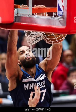 Chicago, USA. Februar 2024. Minnesota Timberwolves zentriert Rudy Gobert dunks während des regulären NBA-Saisonspiels zwischen den Minnesota Timberwolves und den Chicago Bulls am 6. Februar 2024 in Chicago. Quelle: Joel Lerner/Xinhua/Alamy Live News Stockfoto