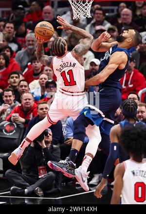 Chicago, USA. Februar 2024. Chicago Bulls Stürmer DeMar DeRozan (L) spielt während des regulären NBA-Saisonspiels zwischen den Minnesota Timberwolves und den Chicago Bulls am 6. Februar 2024 in Chicago. Quelle: Joel Lerner/Xinhua/Alamy Live News Stockfoto