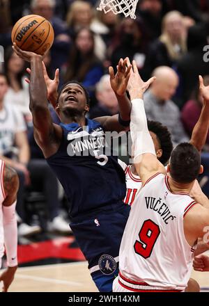 Chicago, USA. Februar 2024. Anthony Edwards (L), ein Garant der Minnesota Timberwolves, spielt am 6. Februar 2024 in Chicago, USA, während des regulären NBA-Saisonspiels zwischen den Minnesota Timberwolves und den Chicago Bulls. Quelle: Joel Lerner/Xinhua/Alamy Live News Stockfoto