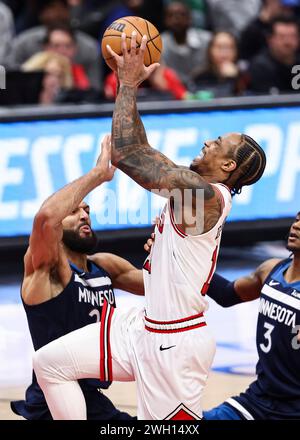 Chicago, USA. Februar 2024. Chicago Bulls Stürmer DeMar DeRozan (C) spielt während des regulären NBA-Saisonspiels zwischen den Minnesota Timberwolves und den Chicago Bulls am 6. Februar 2024 in Chicago. Quelle: Joel Lerner/Xinhua/Alamy Live News Stockfoto