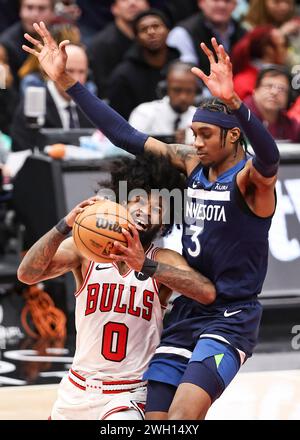 Chicago, USA. Februar 2024. Der Chicago Bulls Guard Coby White (L) geht am 6. Februar 2024 im NBA-Spiel zwischen den Minnesota Timberwolves und den Chicago Bulls in Chicago (USA) auf einen Layup. Quelle: Joel Lerner/Xinhua/Alamy Live News Stockfoto