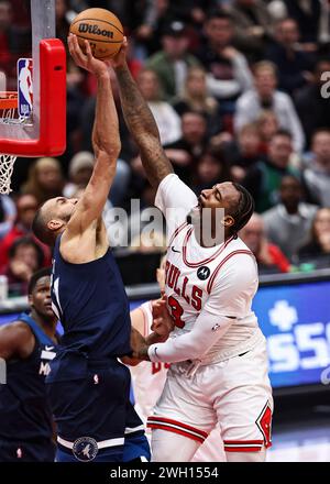 Chicago, USA. Februar 2024. Andre Drummond (R) dunks im NBA-Spiel zwischen den Minnesota Timberwolves und den Chicago Bulls am 6. Februar 2024. Quelle: Joel Lerner/Xinhua/Alamy Live News Stockfoto