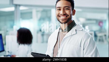 Mann, Gesicht und Wissenschaftler mit Tablet im Labor und Online-Forschung des Genetikspezialisten im Gesundheitswesen. Asiatischer Arzt, Porträt und glücklich bei der Arbeit Stockfoto