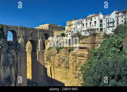 Puente Nuevo in Ronda, Häuser auf einer Klippe über der Schlucht des Flusses Guadalevín, Blick vom Camino de los Molinos, Ruta de los Pueblos Blancos, Andalusien, Spanien Stockfoto