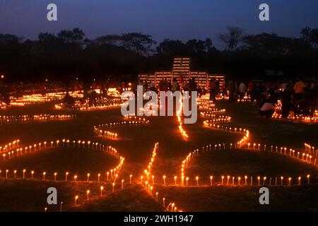 Eine große Funktion im Gedenken an die Märtyrer der Sprachbewegung. Das Ekushey-Udjapon-Komitee von Narail arrangiert Kerzenbeleuchtung in Narail. Khulna, Bangladesch. Stockfoto