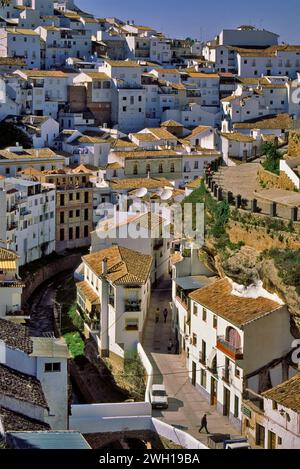 Häuser in der Schlucht Rio Trejo, Stadt Setenil de las Bodegas, Ruta de los Pueblos Blancos, Provinz Cadiz, Andalusien, Spanien Stockfoto