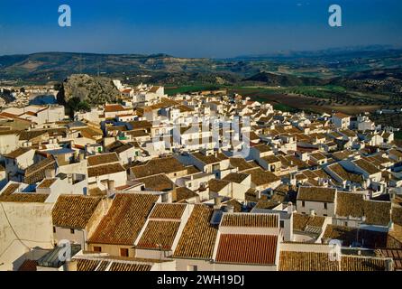 Blick von der Kirche auf die weiße Stadt Olvera, Ruta de los Pueblos Blancos, Andalusien, Spanien Stockfoto