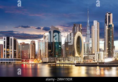 Panaroma von Dubai Skyline mit Burj khalifa und anderen Wolkenkratzern bei Nacht von Al Jadaf Waterfront; Vereinigte Arabische Emirate Stockfoto