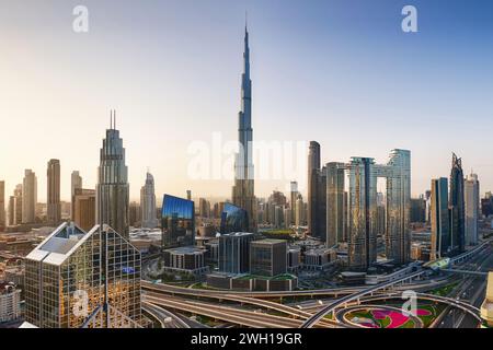 Dramatischer Sonnenaufgang über der Skyline von Dubai mit Burj Khalifa und luxuriösen Wolkenkratzern, Vereinigte Arabische Emirate Stockfoto
