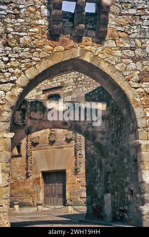 Arco de la Villa de Ayllon, Palacio de Los Contreras, mittelalterliches Tor, Palast in der Stadt Ayllon, Provinz Segovia, Kastilien-Leon, Spanien Stockfoto