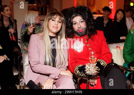 Fashion Week Berlin - Anja Gockel Fashion Show Annemarie Eilfeld und Harald Glööckler bei der Anja Gockel Fashion Show im Rahmen der Berliner Fashion Week 2024 im Hotel Adlon Kempinski am 06.02.2024 in Berlin. *** Fashion Week Berlin Anja Gockel Fashion Show Annemarie Eilfeld und Harald Glööckler auf der Anja Gockel Fashion Show im Rahmen der Berlin Fashion Week 2024 im Hotel Adlon Kempinski am 06 02 2024 in Berlin Copyright: XEventpressxKochanx Stockfoto