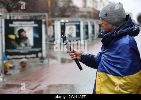 Nicht exklusiv: IWANO-FRANKIWSK, UKRAINE - 5. FEBRUAR 2024 - Ein Freiwilliger, Blogger und ehemaliger Asow-Regimentssoldat Petro Skrypka ist aus Kiew gelaufen Stockfoto