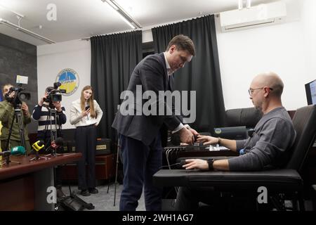 Nicht exklusiv: KIEW, UKRAINE - 05. FEBRUAR 2024 - Åxeñutive Direktor der All-ukrainischen Vereinigung der Polygraphenprüfer Volodymyr Vedmid (L) und Stockfoto