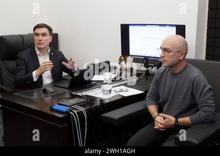 Nicht exklusiv: KIEW, UKRAINE - 05. FEBRUAR 2024 - Åxeñutive Direktor der All-ukrainischen Vereinigung der Polygraphenprüfer Volodymyr Vedmid (L) und Stockfoto