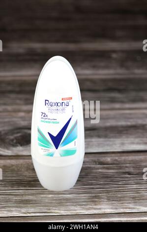 Kairo, Ägypten, 4. Februar 2024: Rexona Anti-Transpirant Dusche frisch, verbesserter Schutz 72 Stunden, Rexona ist ein australisches Deo- und Antitranspirant Stockfoto