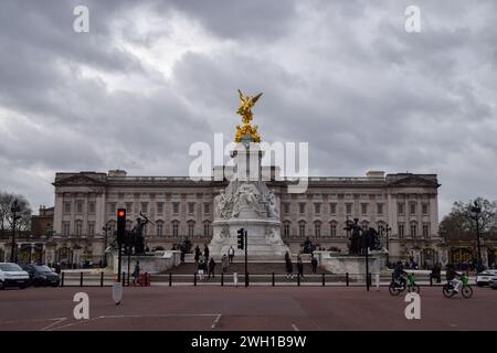 London, Großbritannien. Februar 2024. Allgemeine Ansicht des Buckingham Palace nach der Ankündigung, dass bei König Karl III. Krebs diagnostiziert wurde. Quelle: Vuk Valcic/Alamy Live News Stockfoto