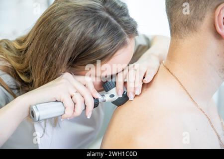 Arzt Dermatologe untersucht Haut und Muttermale des Patienten. Dermatoskopie, Melanomprophylaxe, Hautkrebskocept Stockfoto