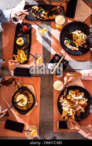Blick von oben auf einem Esstisch mit Essen im Restaurant. Stockfoto