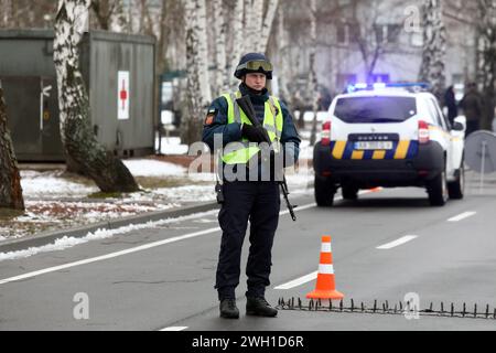 KIEW REGION, UKRAINE - 6. FEBRUAR 2024 - ein bewaffneter Polizist steht an einem der Standorte der Nationalen Akademie für Innere Angelegenheiten in der Region Kiew, Nordukraine, Wache. Stockfoto