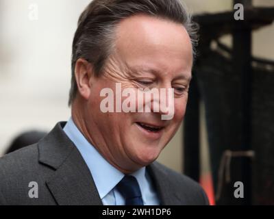 London, Vereinigtes Königreich. Februar 2024. Lord David Cameron, Staatssekretär für auswärtige Angelegenheiten, Commonwealth- und Entwicklungsangelegenheiten, geht nach der Kabinettssitzung zurück. Stockfoto