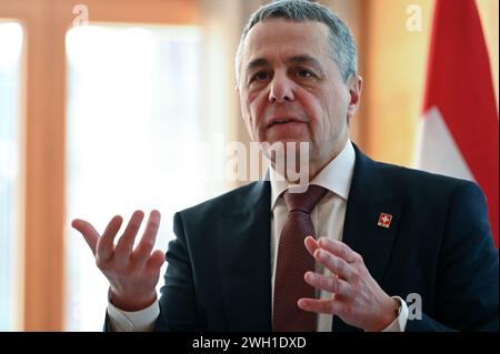 Peking, China. Februar 2024. Der Schweizer Außenminister Ignazio Cassis spricht auf einer Pressekonferenz. Die Schweiz hat China zu einem Friedensgipfel eingeladen, um den russischen Aggressionskrieg in der Ukraine zu lösen. Es sei jedoch keine sofortige Reaktion zu erwarten, sagte Außenminister Ignazio Cassis am Mittwoch in Peking. Quelle: Johannes Neudecker/dpa/Alamy Live News Stockfoto