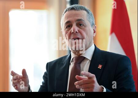 Peking, China. Februar 2024. Der Schweizer Außenminister Ignazio Cassis spricht auf einer Pressekonferenz. Die Schweiz hat China zu einem Friedensgipfel eingeladen, um den russischen Aggressionskrieg in der Ukraine zu lösen. Es sei jedoch keine sofortige Reaktion zu erwarten, sagte Außenminister Ignazio Cassis am Mittwoch in Peking. Quelle: Johannes Neudecker/dpa/Alamy Live News Stockfoto