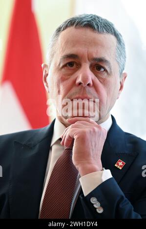 Peking, China. Februar 2024. Der Schweizer Außenminister Ignazio Cassis spricht auf einer Pressekonferenz. Die Schweiz hat China zu einem Friedensgipfel eingeladen, um den russischen Aggressionskrieg in der Ukraine zu lösen. Es sei jedoch keine sofortige Reaktion zu erwarten, sagte Außenminister Ignazio Cassis am Mittwoch in Peking. Quelle: Johannes Neudecker/dpa/Alamy Live News Stockfoto