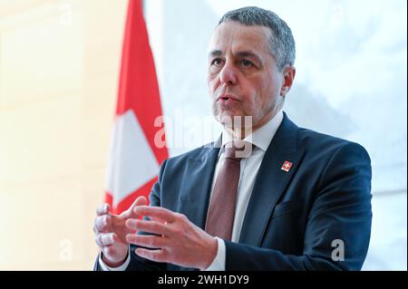 Peking, China. Februar 2024. Der Schweizer Außenminister Ignazio Cassis spricht auf einer Pressekonferenz. Die Schweiz hat China zu einem Friedensgipfel eingeladen, um den russischen Aggressionskrieg in der Ukraine zu lösen. Es sei jedoch keine sofortige Reaktion zu erwarten, sagte Außenminister Ignazio Cassis am Mittwoch in Peking. Quelle: Johannes Neudecker/dpa/Alamy Live News Stockfoto