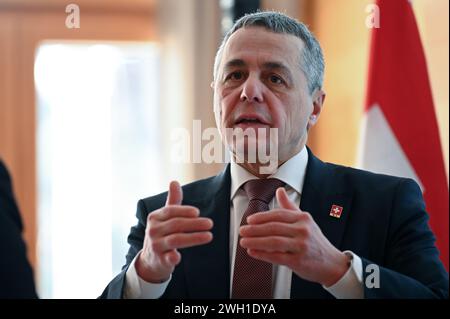 Peking, China. Februar 2024. Der Schweizer Außenminister Ignazio Cassis spricht auf einer Pressekonferenz. Die Schweiz hat China zu einem Friedensgipfel eingeladen, um den russischen Aggressionskrieg in der Ukraine zu lösen. Es sei jedoch keine sofortige Reaktion zu erwarten, sagte Außenminister Ignazio Cassis am Mittwoch in Peking. Quelle: Johannes Neudecker/dpa/Alamy Live News Stockfoto