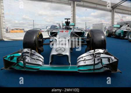 Vorderansicht des Mercedes F1 W05 Hybrid Race Car von Sir Lewis Hamiltons 2014, der beim Silverstone Festival 2023 gezeigt wurde Stockfoto