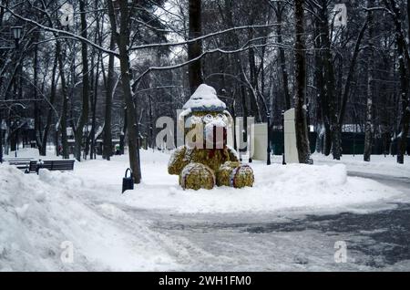 Festliche Bärenfigur vor Neujahr im Park Stockfoto