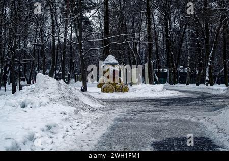 Festliche Bärenfigur vor Neujahr im Park Stockfoto