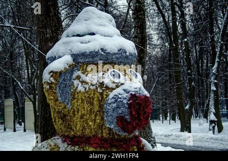 Festliche Bärenfigur vor Neujahr im Park Stockfoto