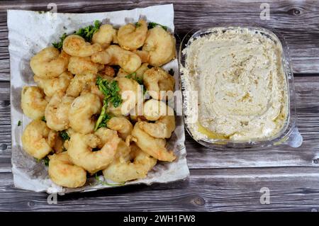 Tahini und gebratene Garnelen, die mit Mehl bedeckt und in tiefem heißem Öl frittiert sind, sind Krebstiere (eine Form von Schalentieren) mit einem langen Körper und einer Prima Stockfoto