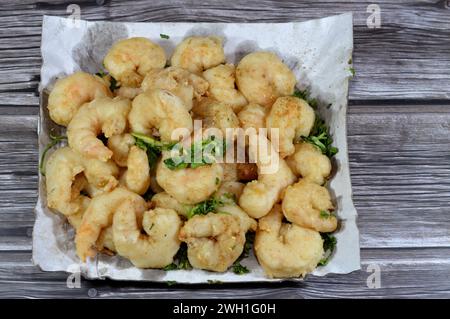 Gebratene Garnelen, die mit Mehl bedeckt und in tiefem heißem Öl gebraten sind, sind Krustentiere (eine Form von Schalentieren) mit einem verlängerten Körper und einem hauptsächlich Swimmi Stockfoto